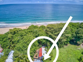 Beachfront Studio - Direct Beach Access, AC & Fast WiFi